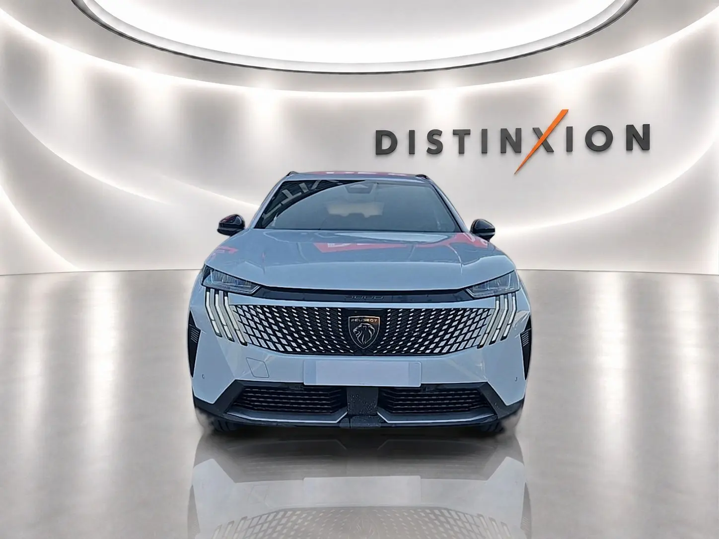 Vue frontale d'un Peugeot 5008 blanc 2025 avec calandre distinctive et éclairage LED vertical en showroom.