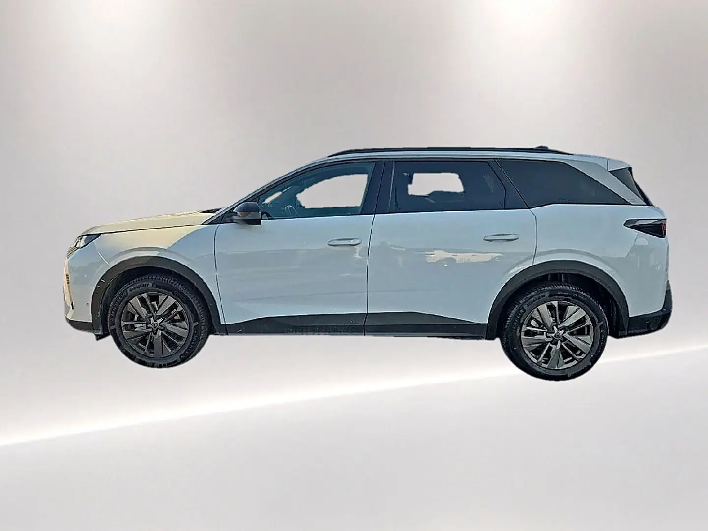 Peugeot 5008 Hybrid 145 allure blanc vue de profil côté gauche avec jantes alu et toit noir contrasté.