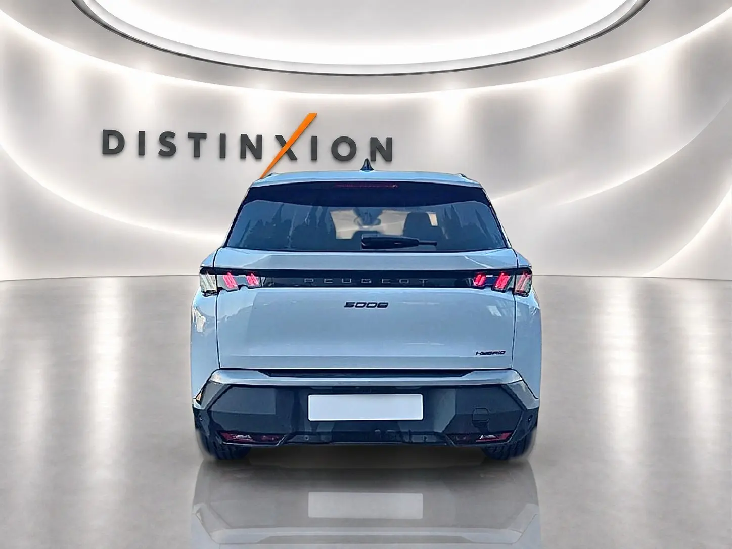 Vue arrière d’un Peugeot 5008 blanc hybride 2025 avec feux LED et becquet arrière dans un showroom lumineux.