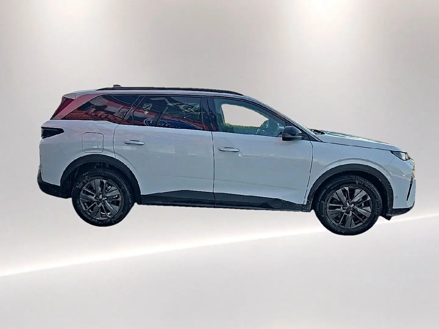 Profil droit du Peugeot 5008 Hybrid 145 allure e-dcs6 blanc avec toit noir et jantes alu foncées.