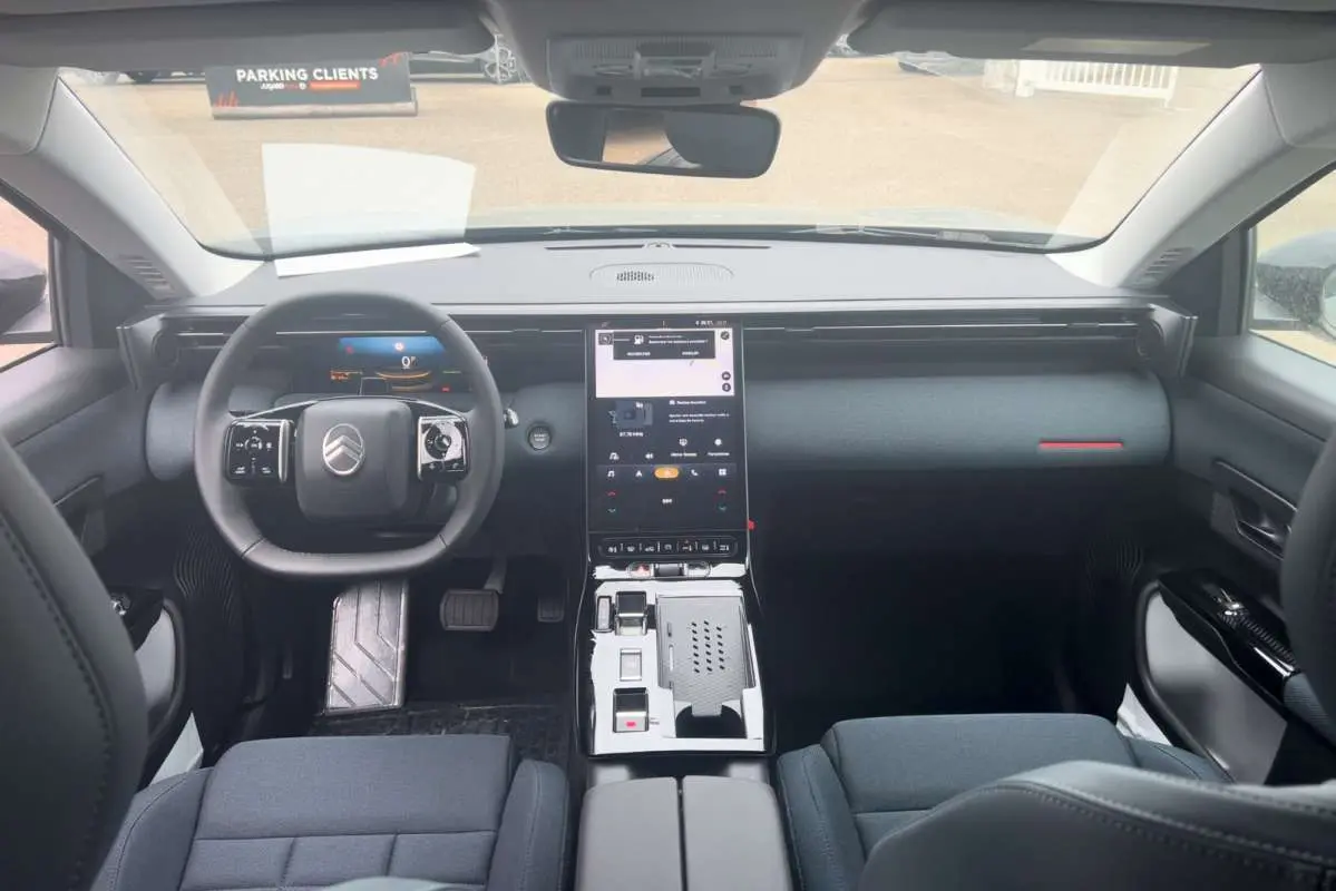 Vue intérieure avant du Citroën C5 Aircross Hybrid 2026, tableau de bord moderne avec écran tactile vertical et volant cuir multifonctions.