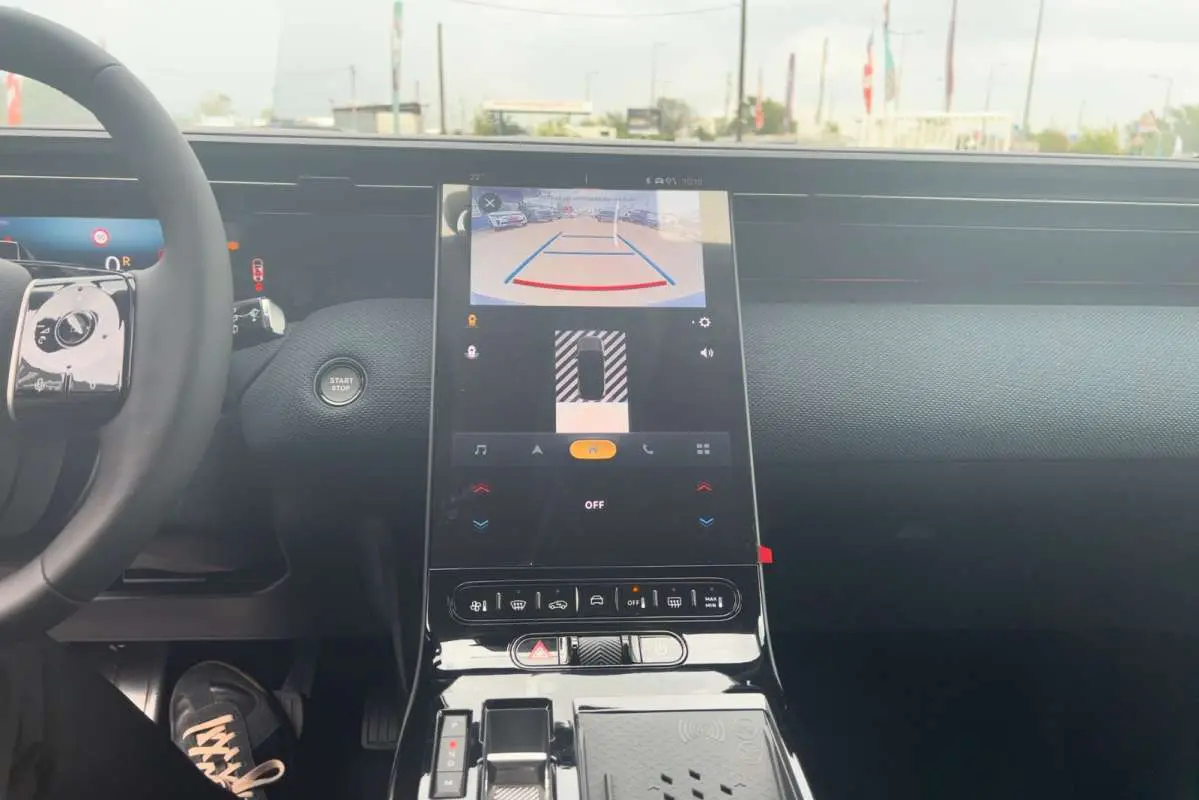 Vue intérieure centrée sur la console centrale tactile et volant cuir du Citroën C5 Aircross Hybrid 145 Plus PK Drive.