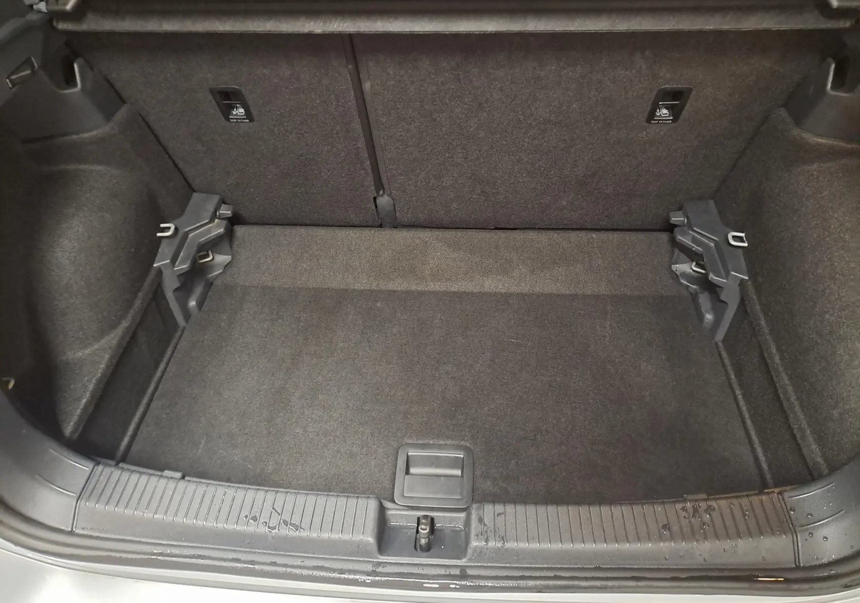 Vue plongeante sur le coffre spacieux et propre du Volkswagen T-Cross 2025 R-Line Edition couleur Reflet d'argent.