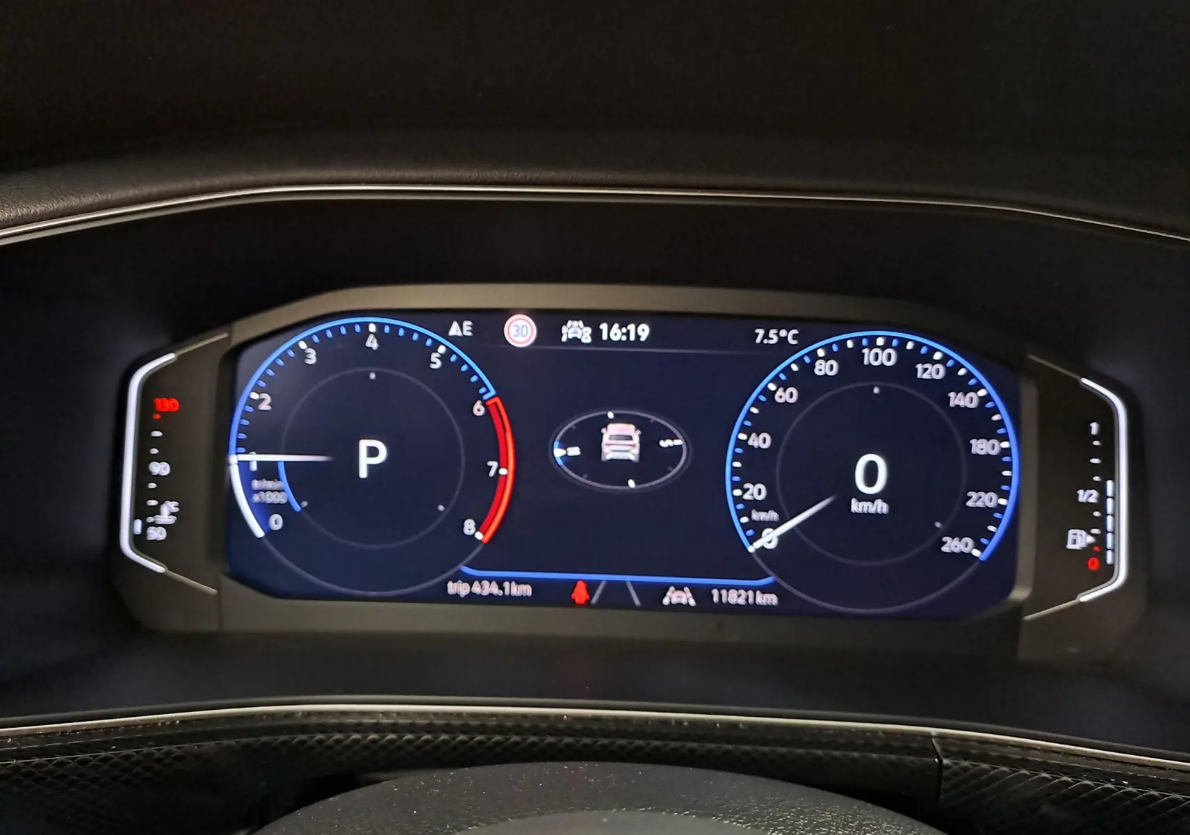 Tableau de bord numérique du Volkswagen T-Cross 2025 en vue frontale, affichant compte-tours et vitesse à zéro.