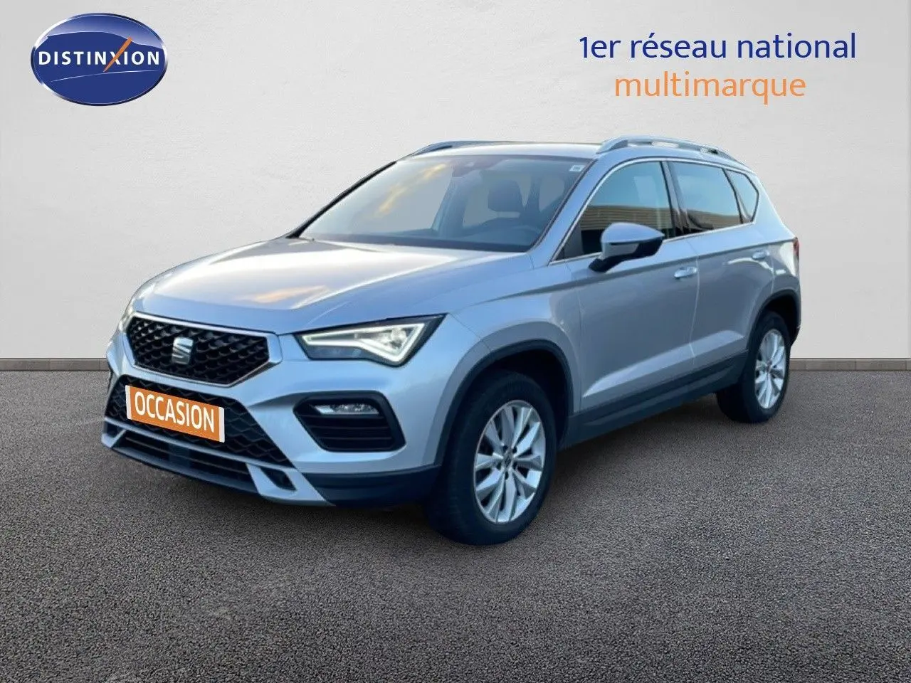 Vue 3/4 avant droite d'un SEAT Ateca 2022 argent Reflex Metal avec calandre noire et jantes alliage.