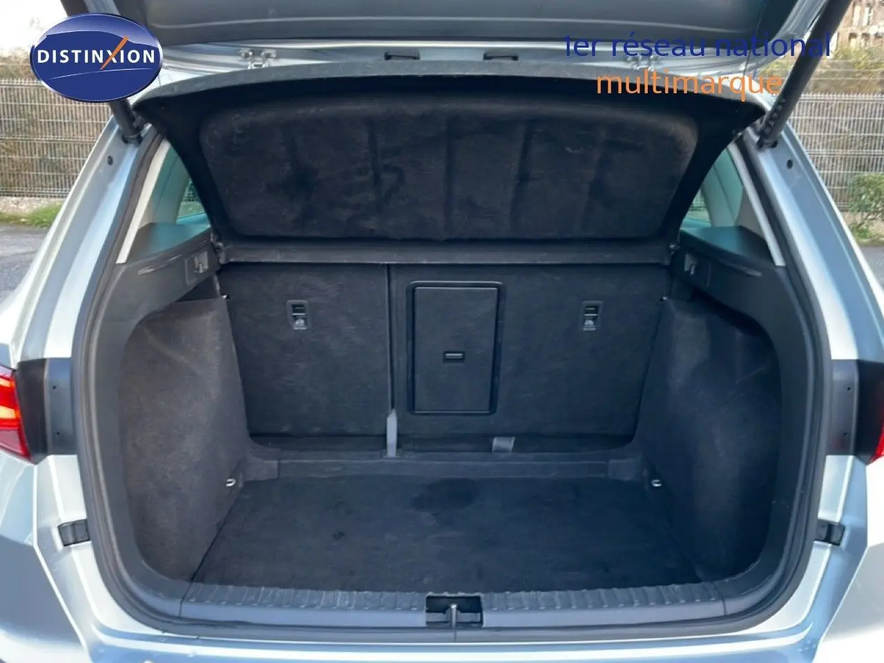 Coffre ouvert vu de l'arrière d'un SEAT Ateca 2022 argent Reflex Metal, montrant un espace de chargement propre et spacieux.