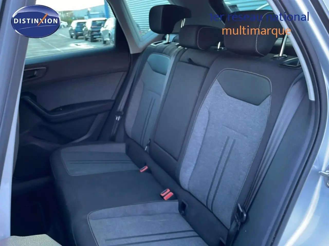 Vue intérieure côté droit des sièges arrière en tissu gris et noir du SEAT Ateca argent 2022.