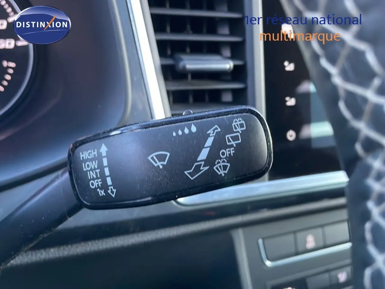 Gros plan sur la commande d’essuie-glace dans l’habitacle d’un SEAT Ateca argent 2022, avec tableau de bord en arrière-plan.