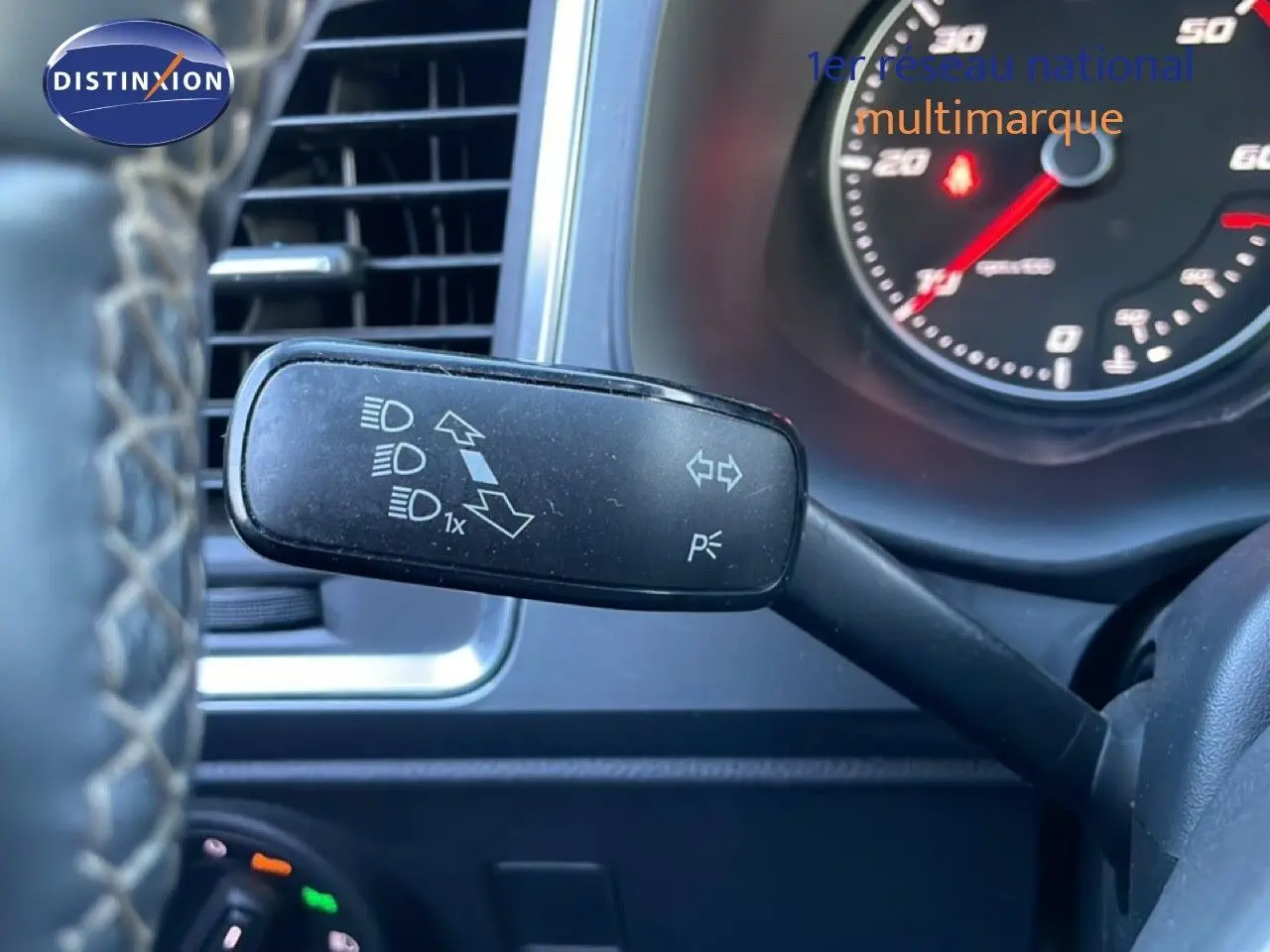 Gros plan sur la commande de clignotants à gauche du volant dans l’habitacle d’un SEAT Ateca argent 2022.
