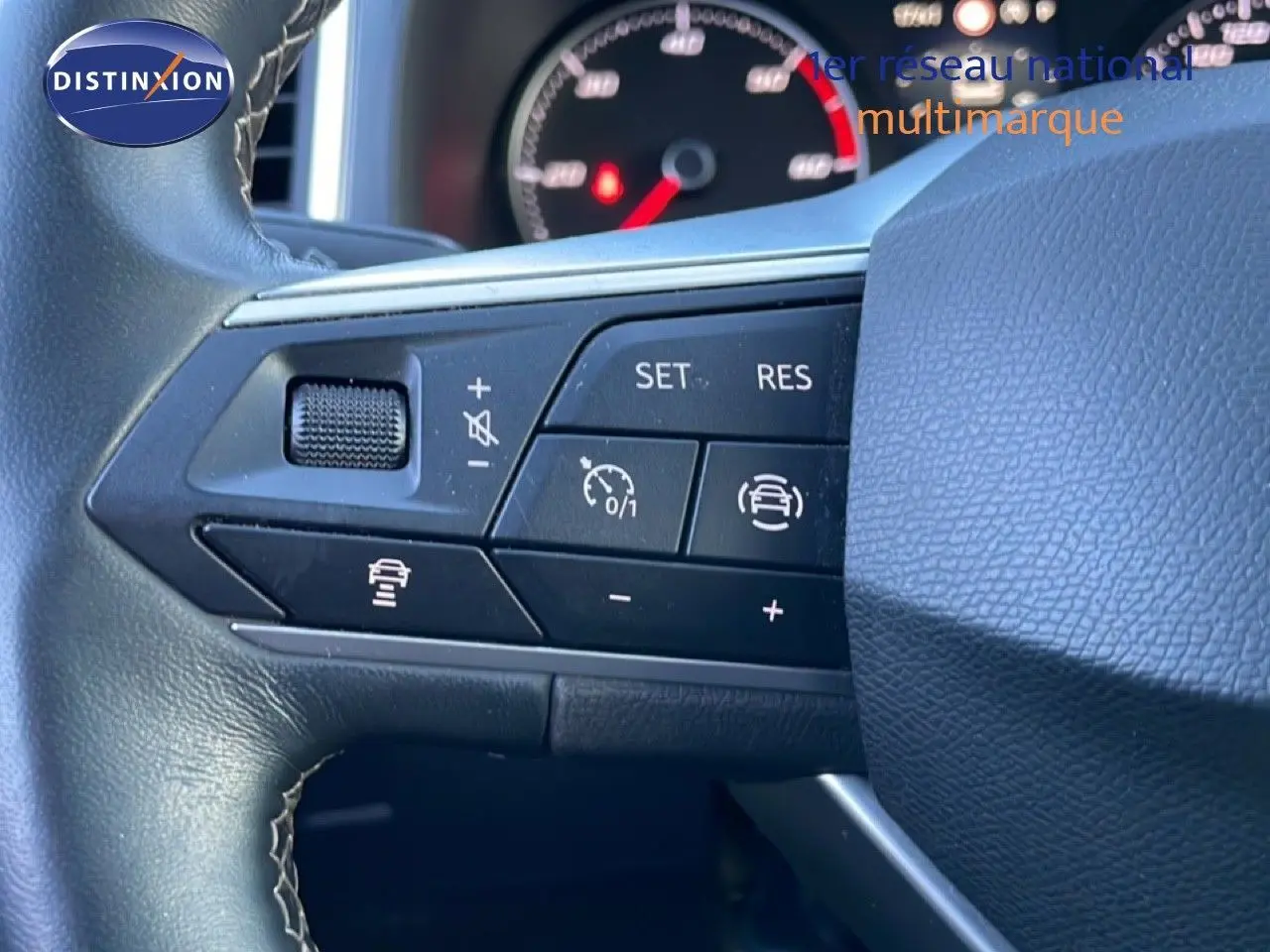 Gros plan sur les commandes du volant à gauche du SEAT Ateca 2022, finition Style Business, intérieur noir.