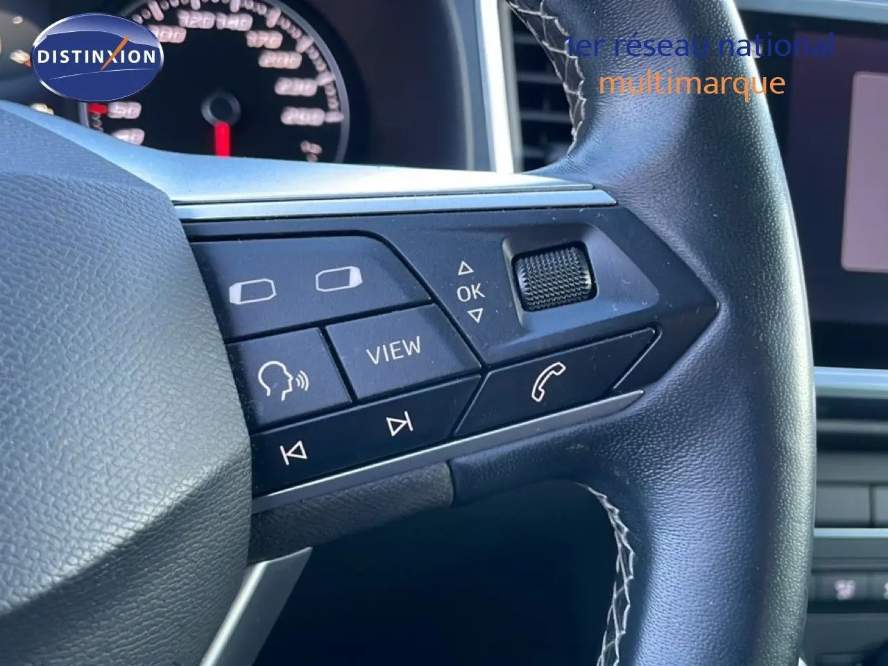 Gros plan sur les commandes au volant en cuir noir du SEAT Ateca 2022, finition Style Business.