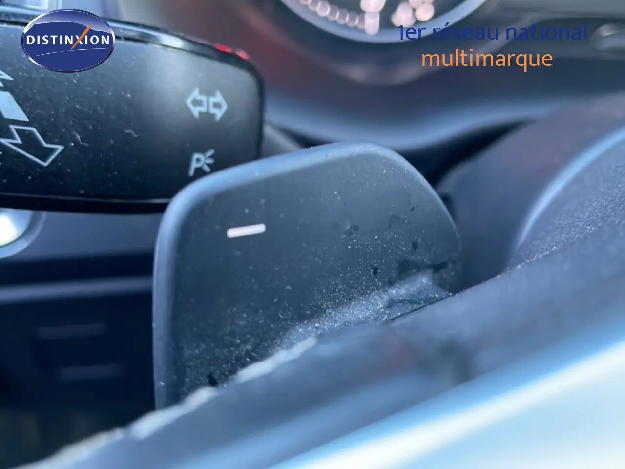 Gros plan sur la palette de changement de vitesse côté droit du volant d’un SEAT Ateca argent 2022.