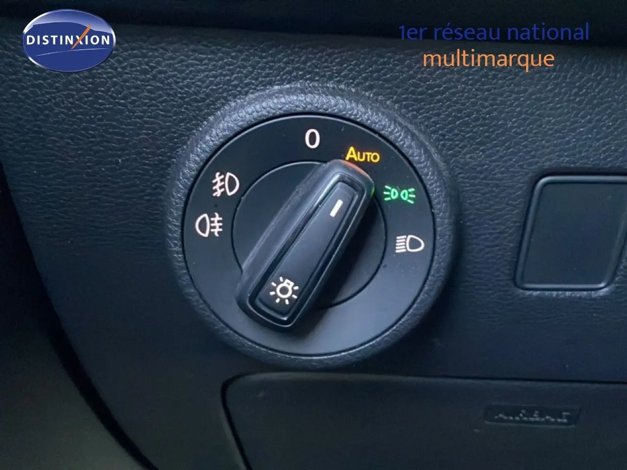 Détail du bouton de commande des phares dans l’habitacle d’un SEAT Ateca argent, vue rapprochée.