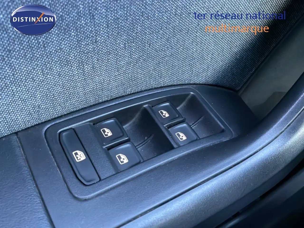 Gros plan sur les commandes des vitres électriques côté gauche intérieur d’un SEAT Ateca 2022 finition Style Business.