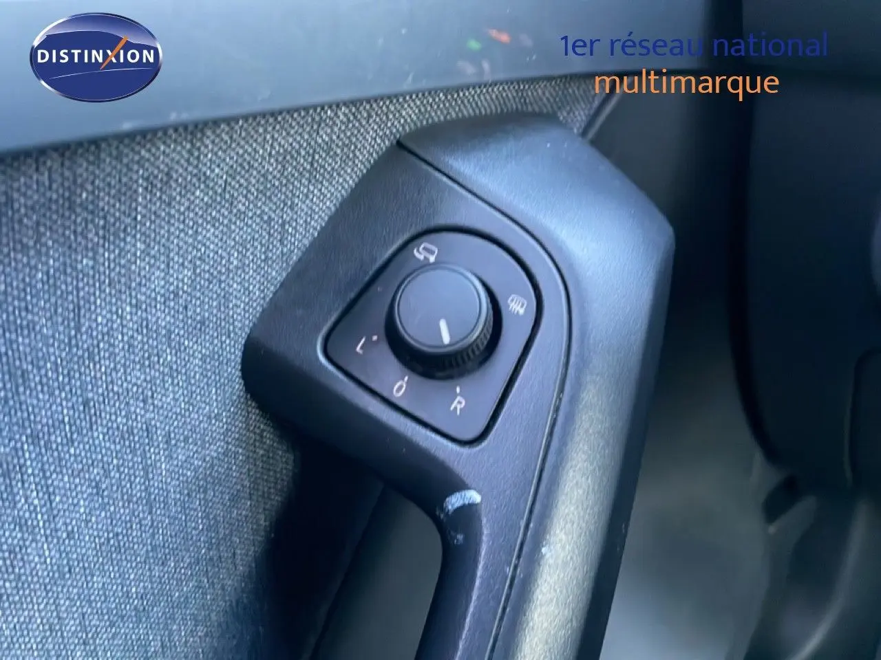 Gros plan sur le bouton de réglage des rétroviseurs côté conducteur d'un SEAT Ateca 2.0 TDI argent.