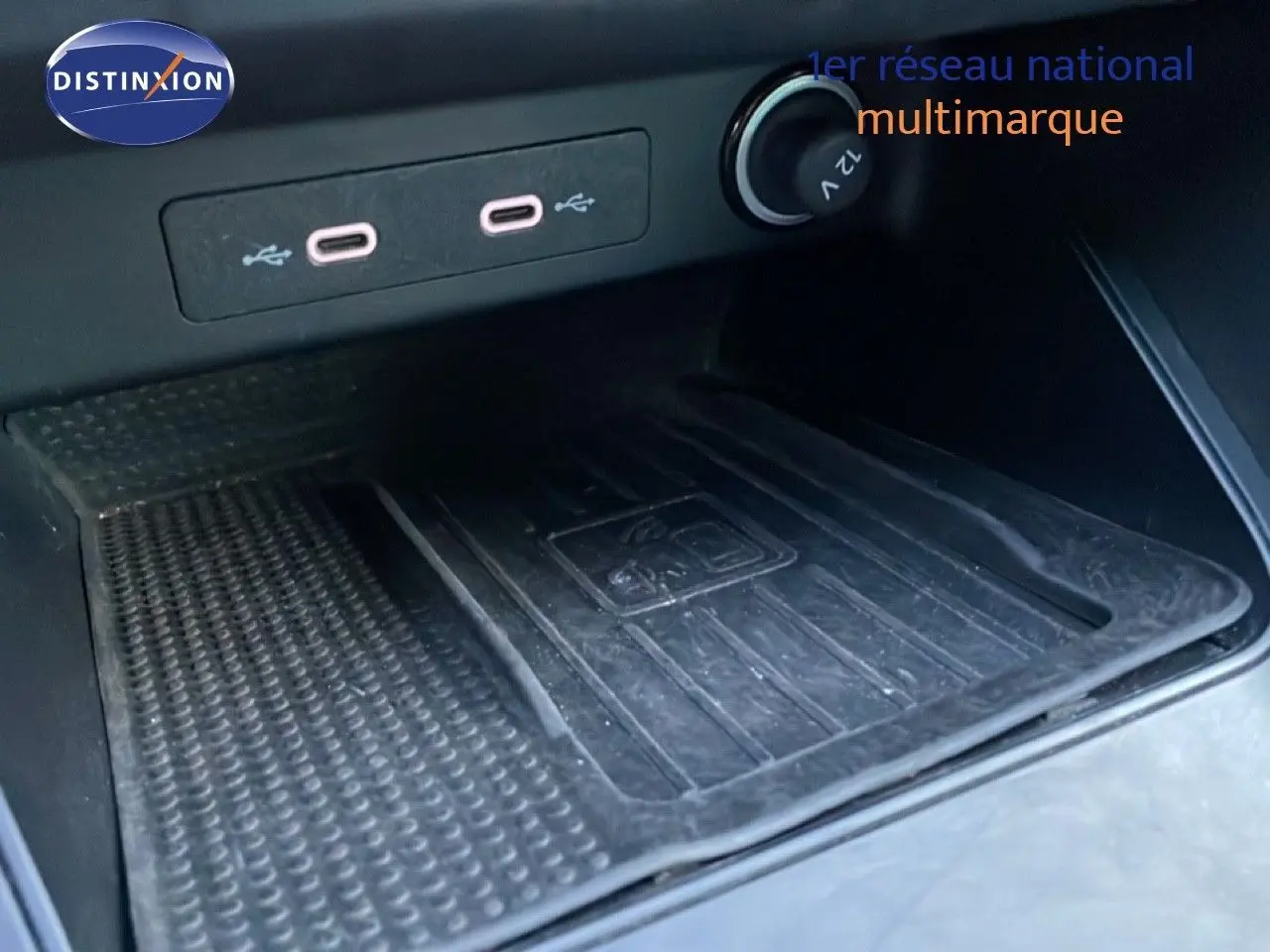 Gros plan sur la console centrale avec deux ports USB-C et une prise 12V dans l’habitacle noir du SEAT Ateca 2022.