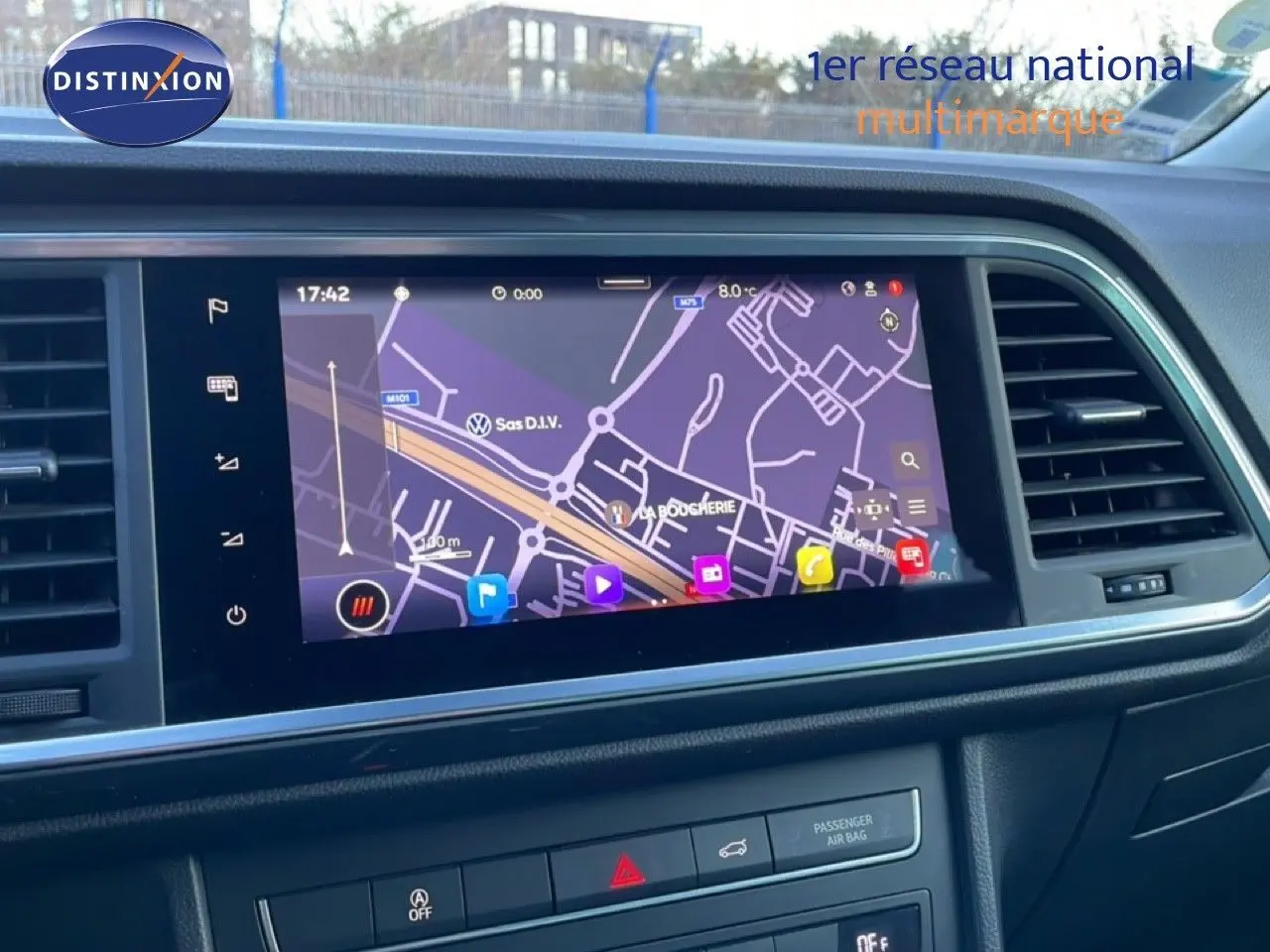 Écran tactile central du tableau de bord du SEAT Ateca 2022, affichant la navigation GPS en intérieur noir.