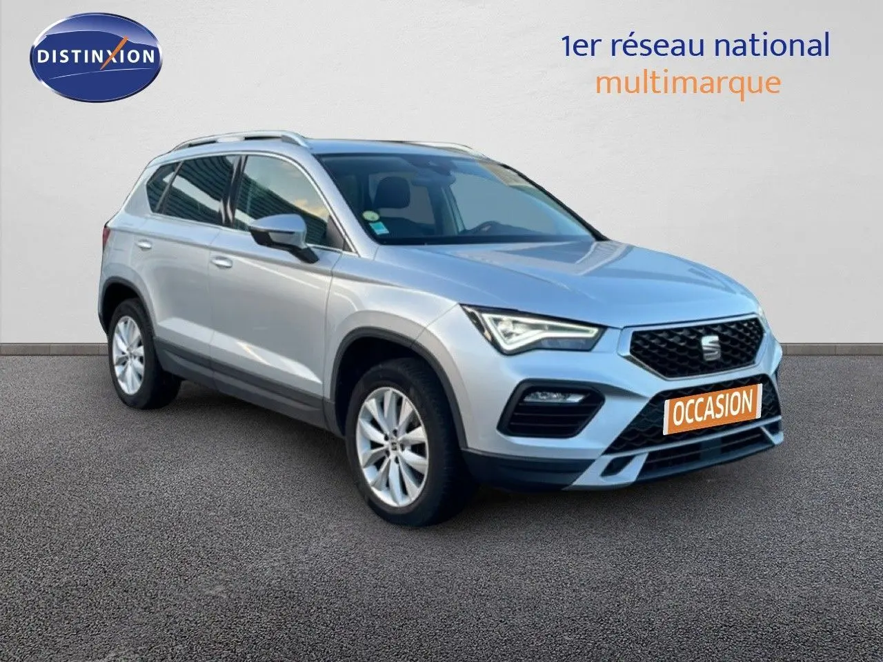 Vue 3/4 avant droit d'un SEAT Ateca argent reflex metal avec calandre noire et jantes alliage 17 pouces.