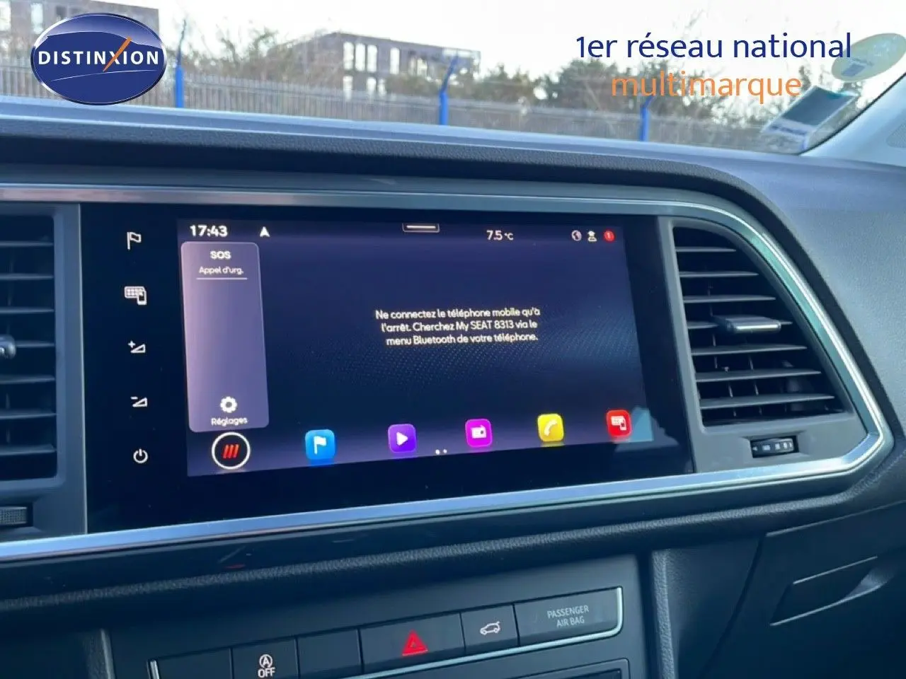 Vue intérieure du tableau de bord du SEAT Ateca 2022, écran tactile central allumé avec interface multimédia.