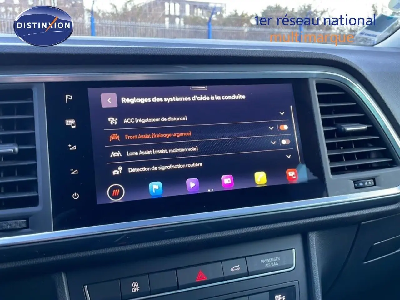 Écran tactile central du tableau de bord du SEAT Ateca 2022, affichant les réglages d’aide à la conduite.