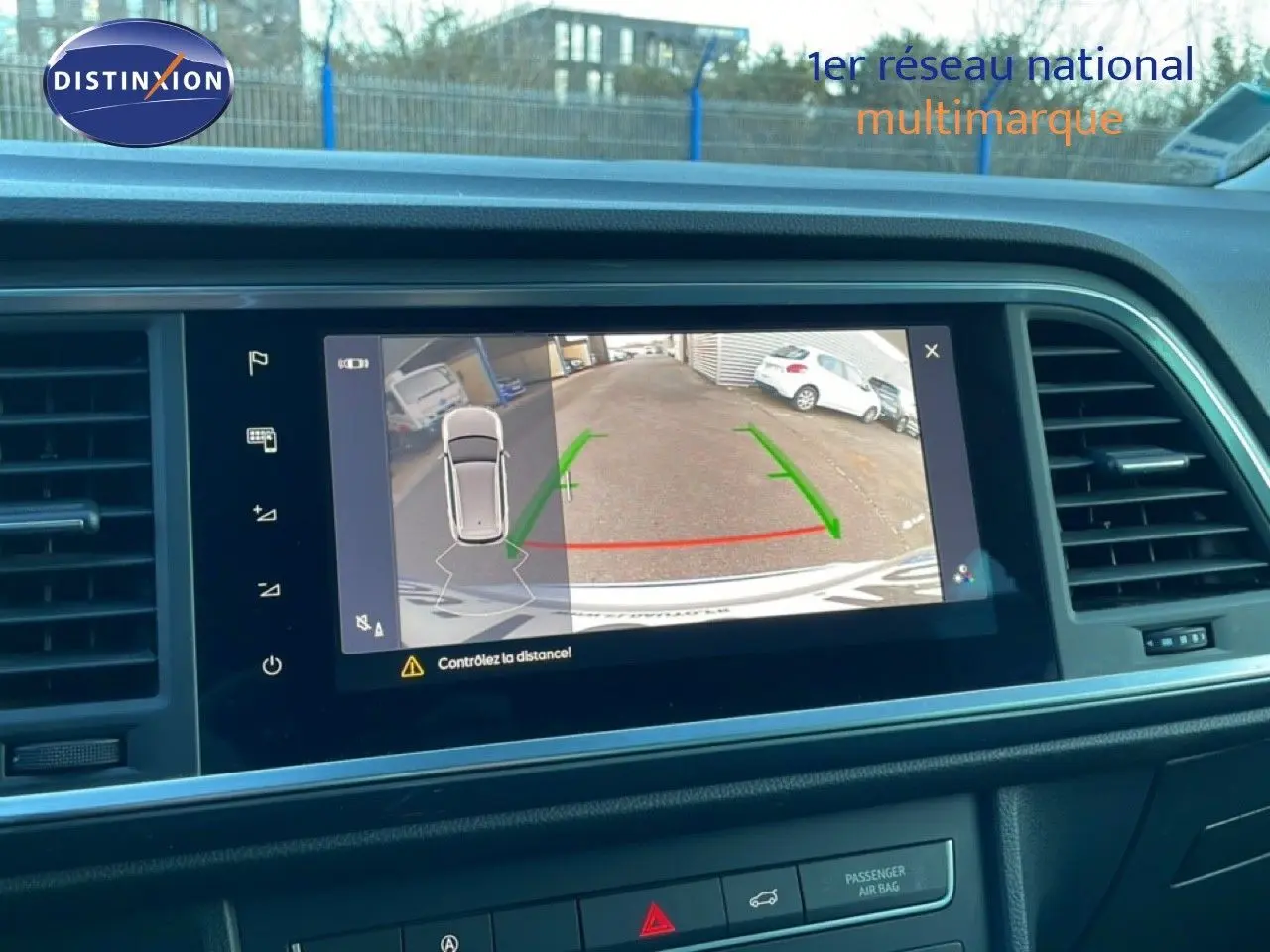 Écran central montrant la caméra de recul du SUV SEAT Ateca argent, avec lignes de guidage vertes et rouges.