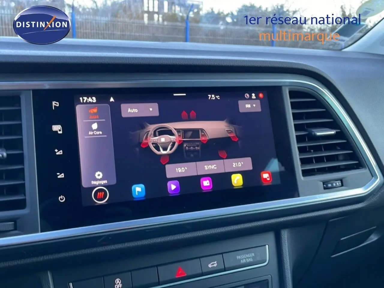 Écran tactile central du tableau de bord du SEAT Ateca 2022, affichant les réglages de climatisation.