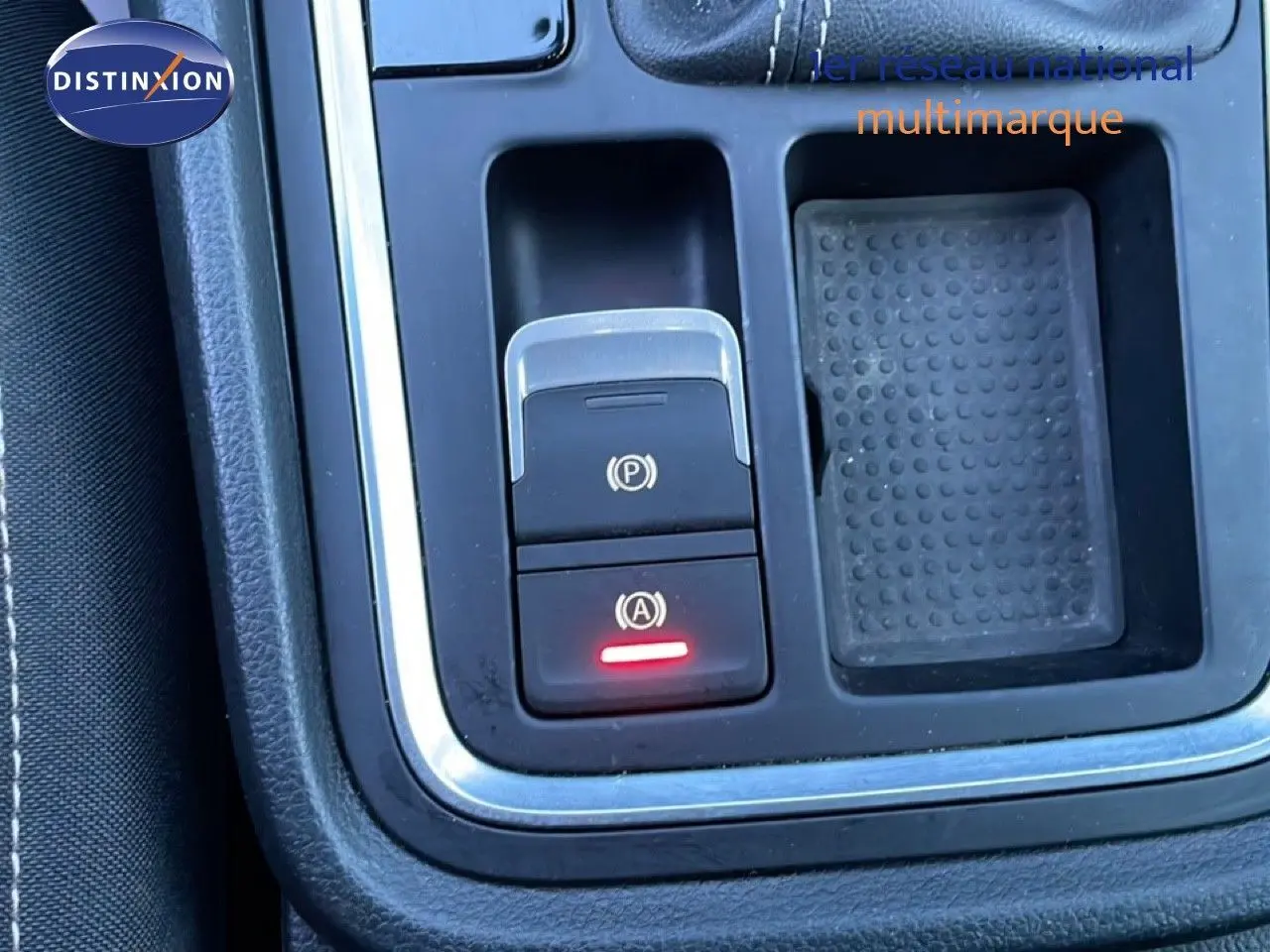 Gros plan sur la console centrale du SEAT Ateca 2022, montrant les boutons de frein à main électrique et d'arrêt automatique.