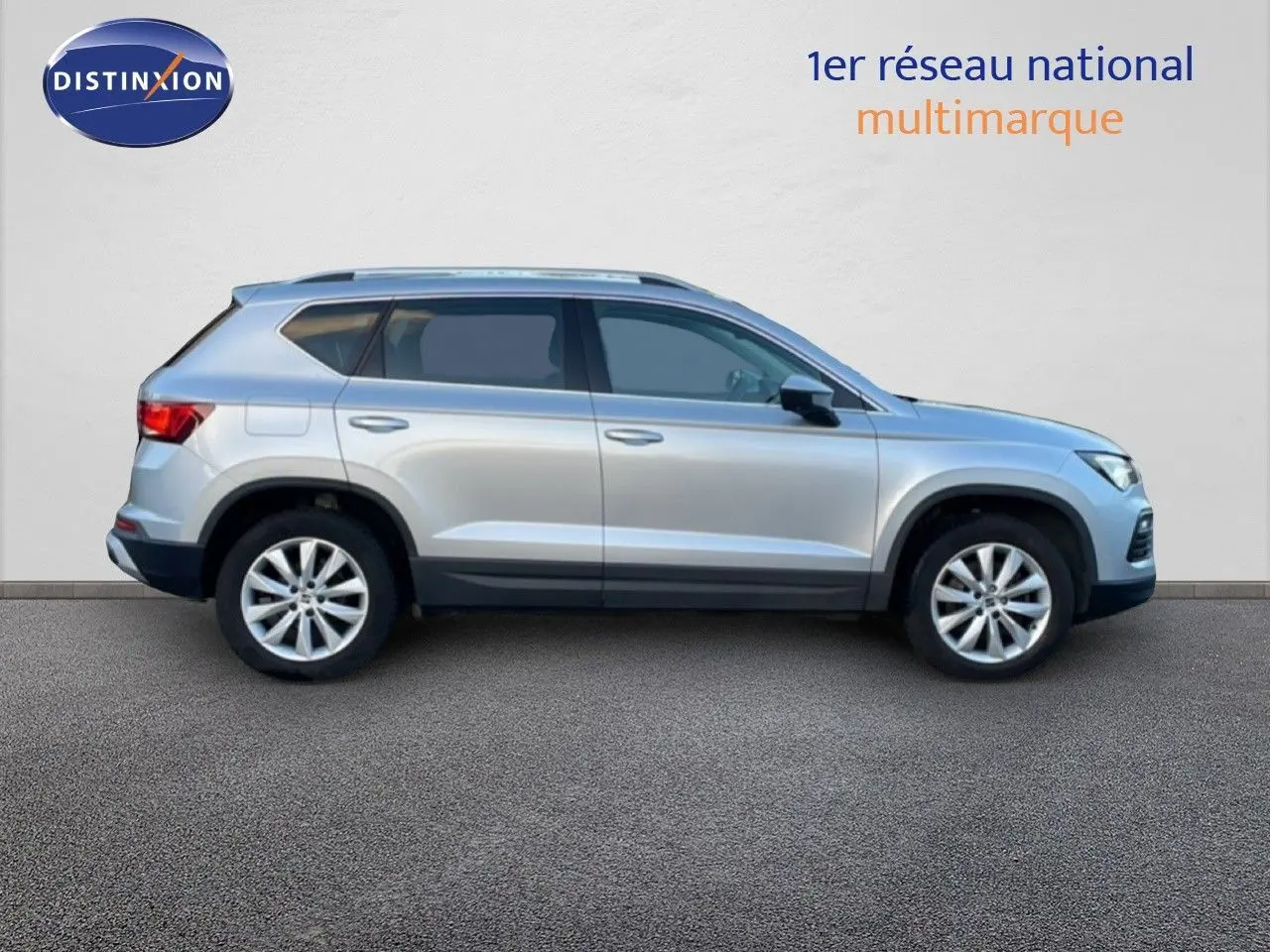 Vue de profil côté gauche d'un SEAT Ateca 2022 argent reflex metal avec jantes alliage et vitres teintées.