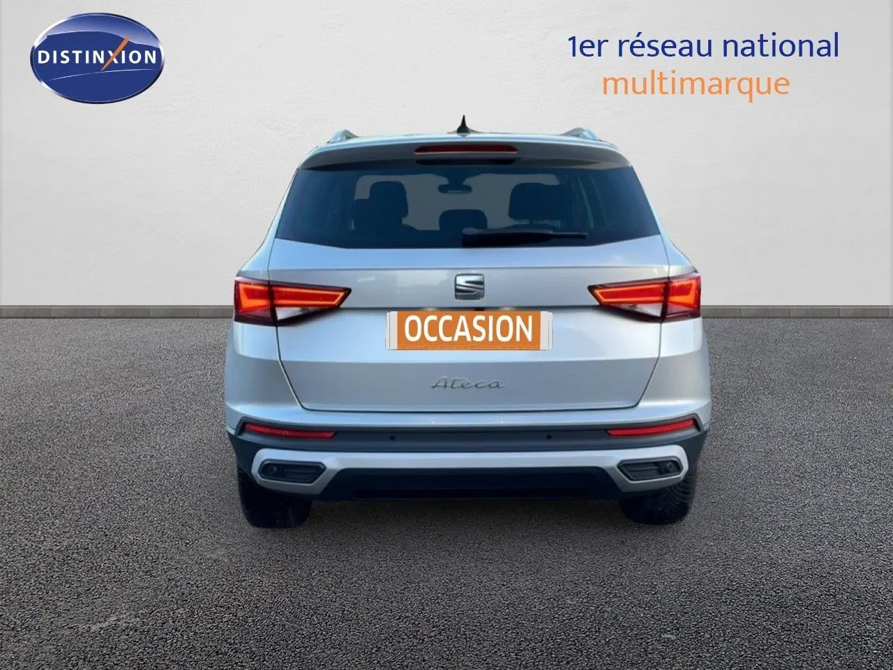 Vue arrière d’un SEAT Ateca 2022 argent reflex metal avec feux LED et double sortie d’échappement intégrée.