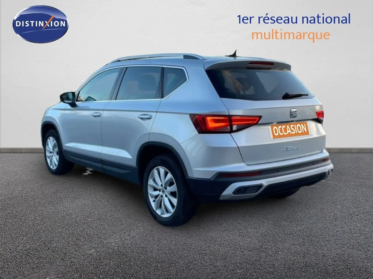Vue 3/4 arrière droite d'un SEAT Ateca argent Reflex Metal avec feux LED et jantes alliage 17 pouces.