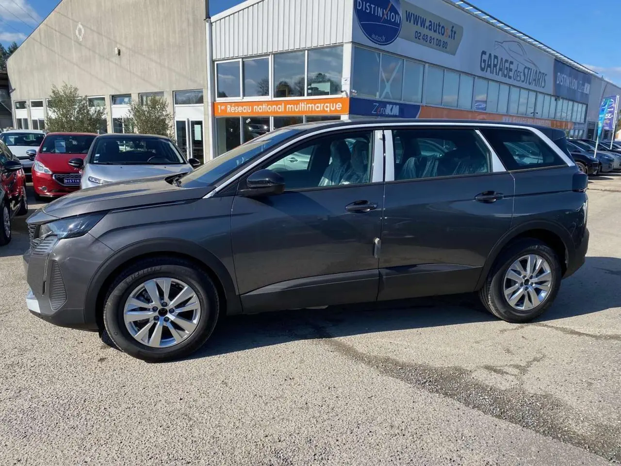 Peugeot 5008 gris platinium métal vue de profil côté gauche, avec jantes alliage 17 pouces et carrosserie moderne.