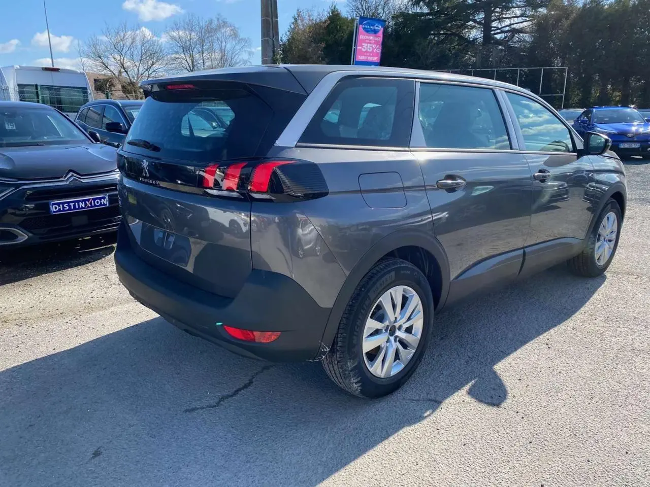 Peugeot 5008 gris platinium métal vue 3/4 arrière droit, feux arrière LED et jantes alliage 17 pouces.