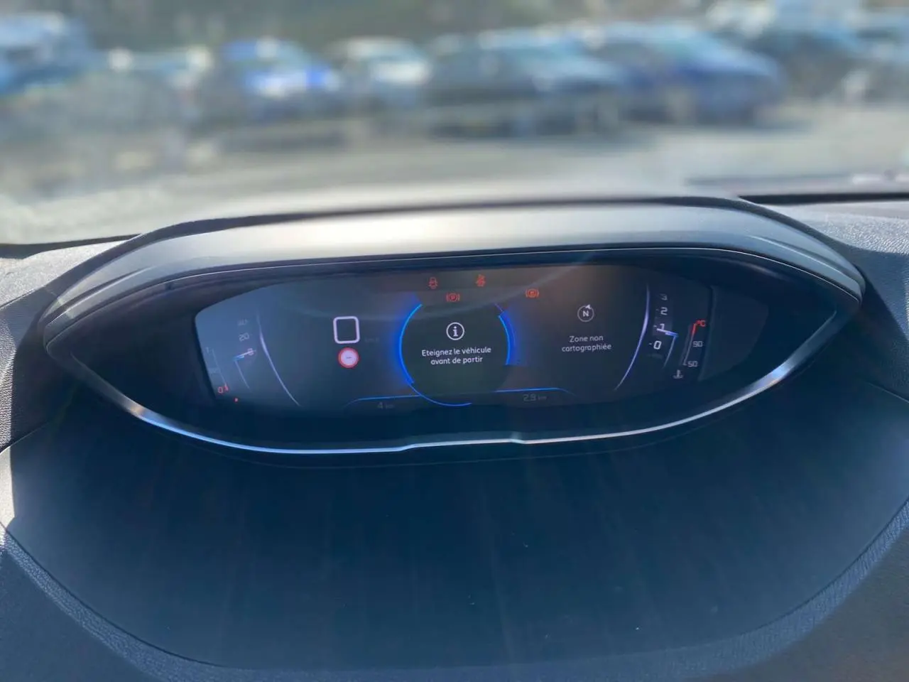 Tableau de bord numérique Peugeot 5008 2023 affichant un message d'alerte au démarrage, vue rapprochée intérieure.