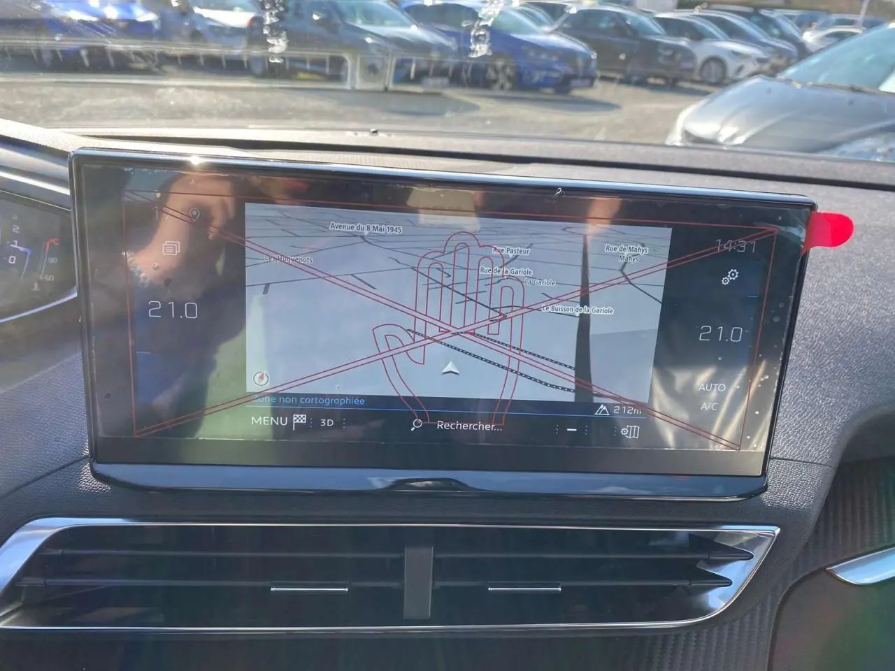 Écran tactile 10" HD du Peugeot 5008 gris platinium, affichant la navigation 3D avec carte et commandes climatisation.