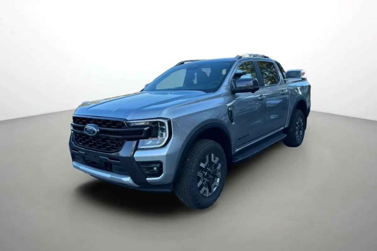Ford Ranger 2025 gris iconic en 3/4 avant droit, avec calandre noire et jantes alu noires distinctives.