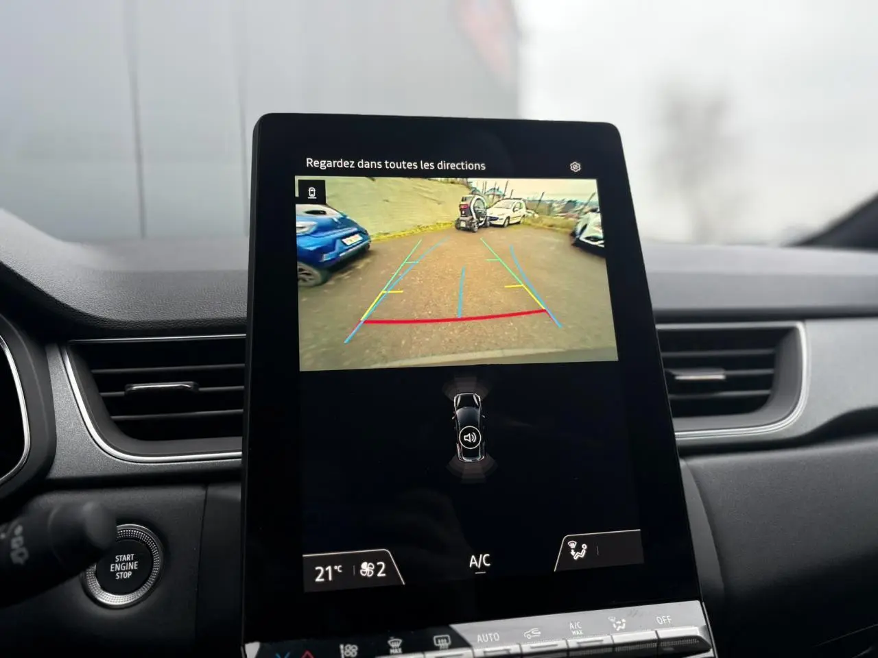 Écran central du Renault Captur TCE 100 Techno 2025 montrant la caméra de recul avec guidage coloré.