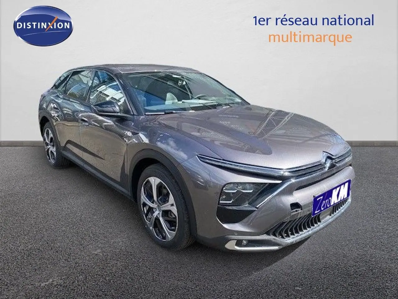 Citroën C5 X gris thorium metal en 3/4 avant droit, avec calandre distinctive et jantes alliage modernes.