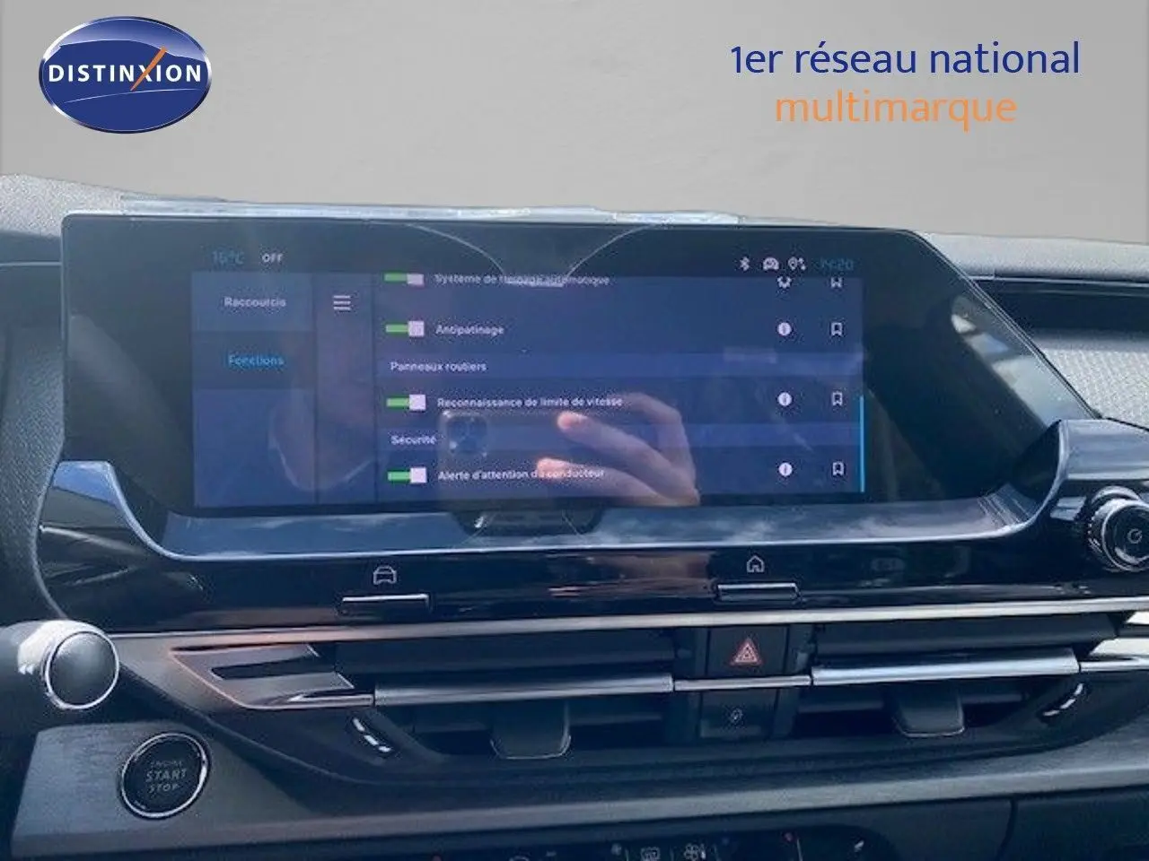 Tableau de bord du Citroën C5 X 2023 avec écran tactile large et commandes intégrées, finition gris thorium metal.