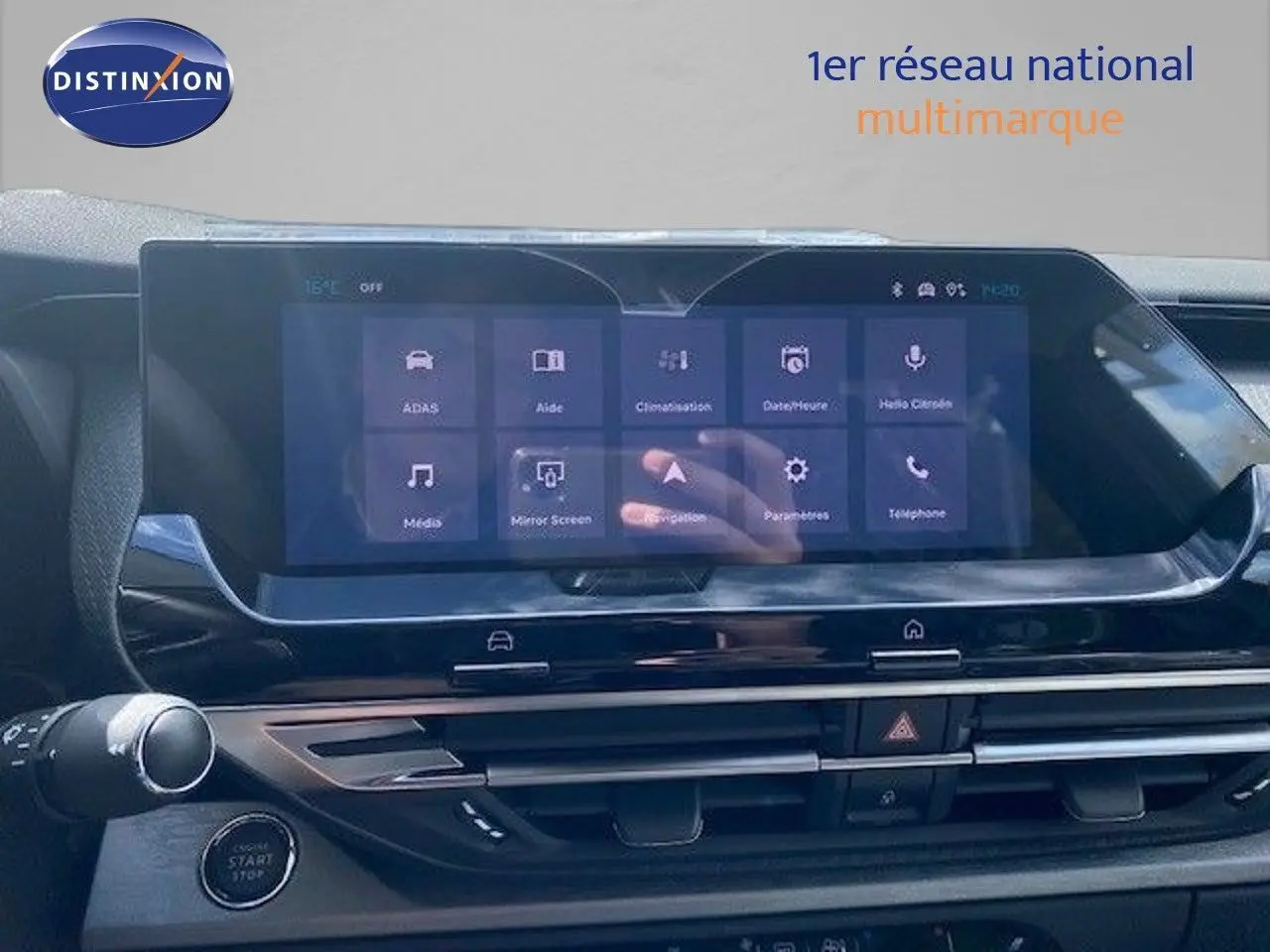 Tableau de bord du Citroën C5 X gris Thorium, vue frontale centrée sur l'écran tactile multifonction.