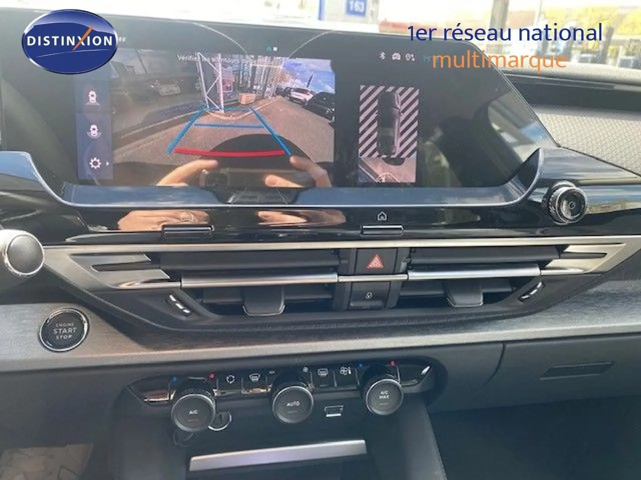 Tableau de bord de Citroën C5 X 2023 avec écran tactile affichant la caméra de recul et commandes de climatisation.