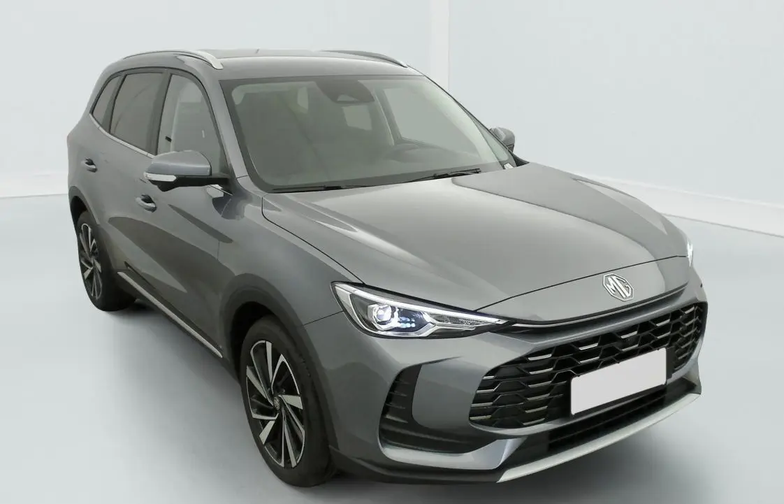 MG3 1.5 L Hybrid+ 195 CH Luxury blanc Dover White en 3/4 avant, avec phares LED allumés et jantes noires stylisées.