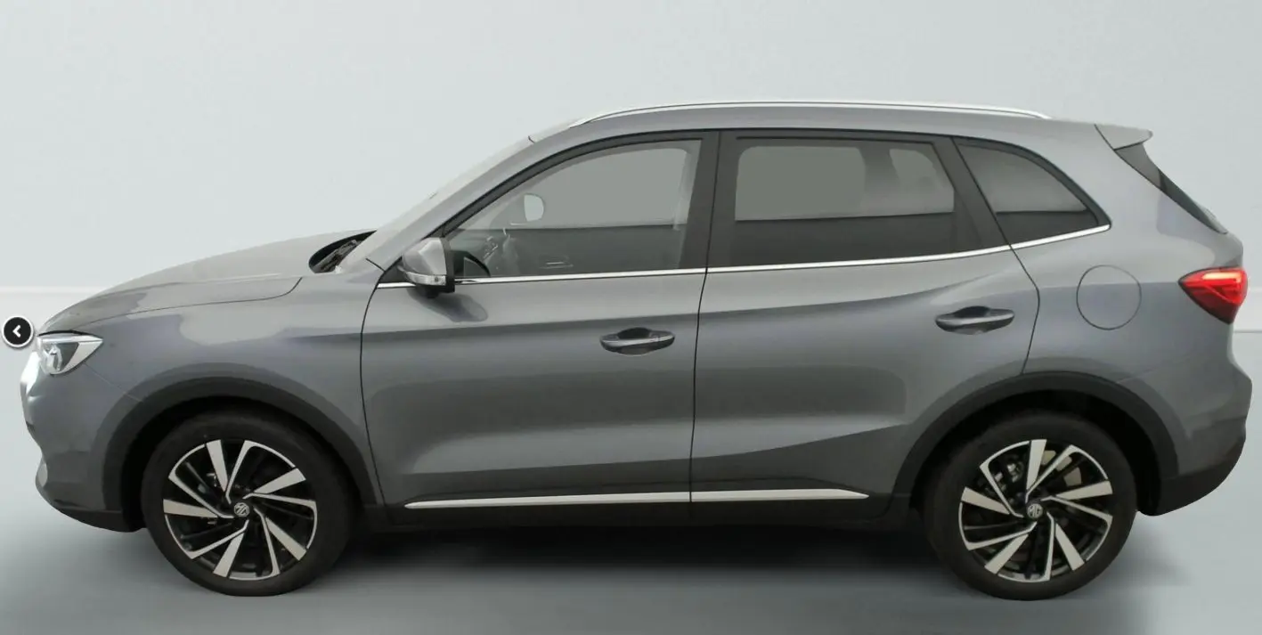 Profil côté gauche de la MG3 1.5 L HYBRID+ 195 CH LUXURY 2025 en blanc Dover avec jantes alliage au design moderne.