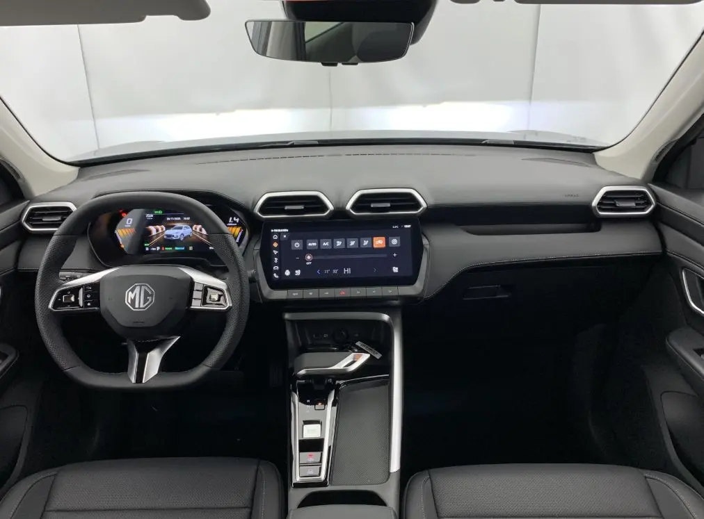 Vue intérieure avant du MG3 2025 avec tableau de bord moderne, écran tactile central et sièges cuir gris à surpiqûres losanges.
