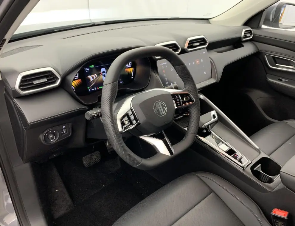 Vue latérale intérieure côté conducteur du MG3 2025 avec sièges en cuir noir matelassé et tableau de bord moderne.