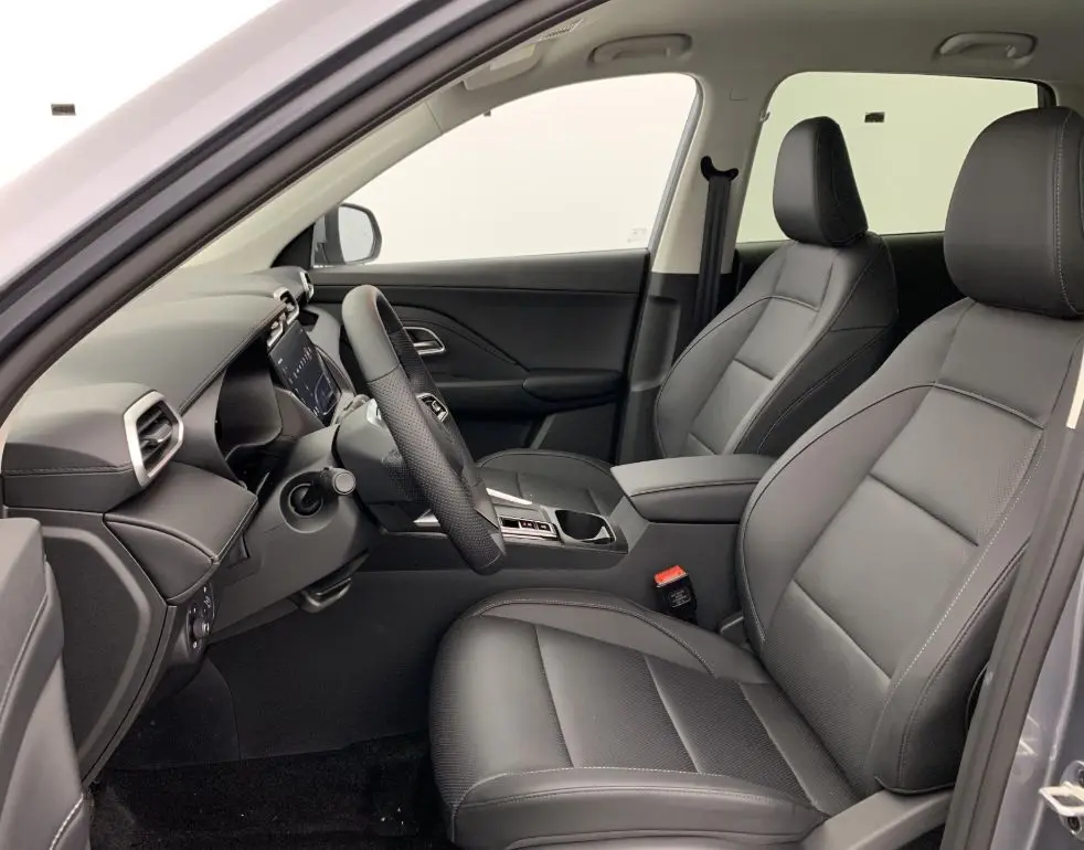 Coffre ouvert de la MG MOTOR MG3 1.5 L HYBRID+ 195 CH LUXURY en Dover White, montrant un espace de chargement propre et spacieux.