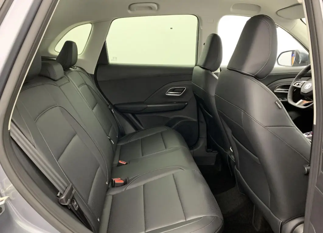 Vue intérieure centrée sur le volant MG d'une MG3 2025, avec tableau de bord numérique et écran tactile moderne.