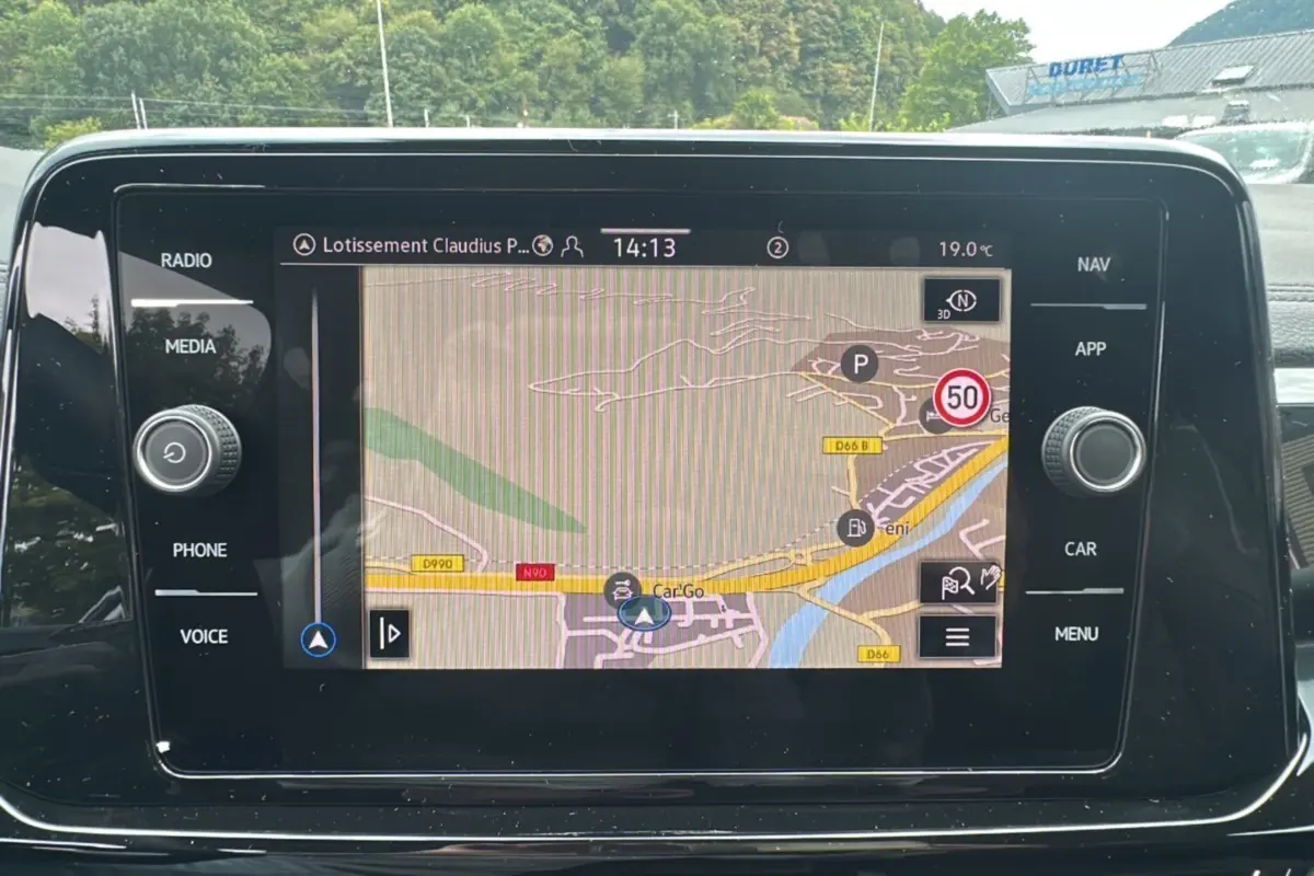 Écran tactile central du Volkswagen T-Roc gris pyrite 2025 affichant la navigation GPS avec carte détaillée.