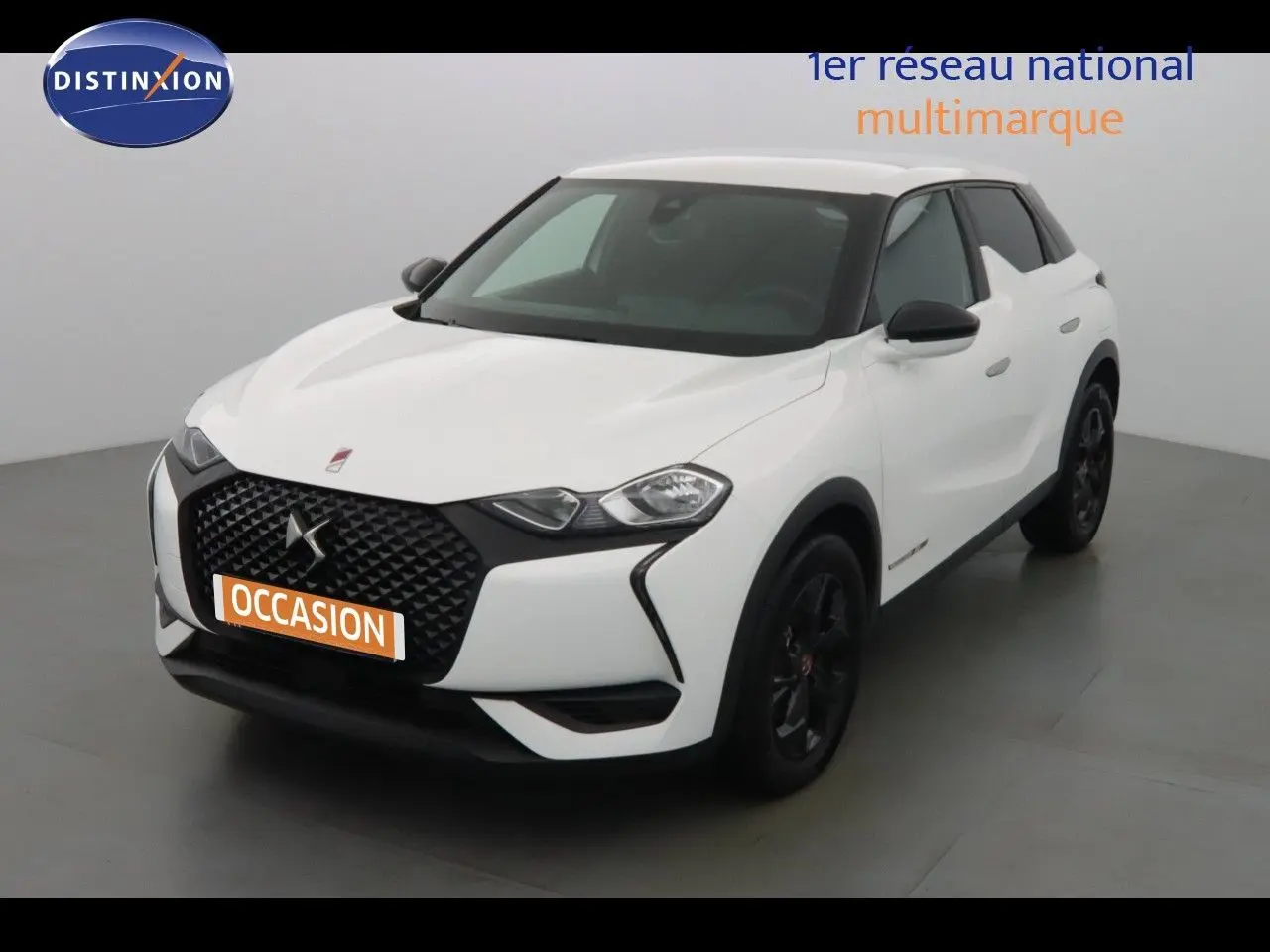 DS3 Crossback blanc banquise en 3/4 avant droit, avec calandre noire et jantes foncées dans un studio.
