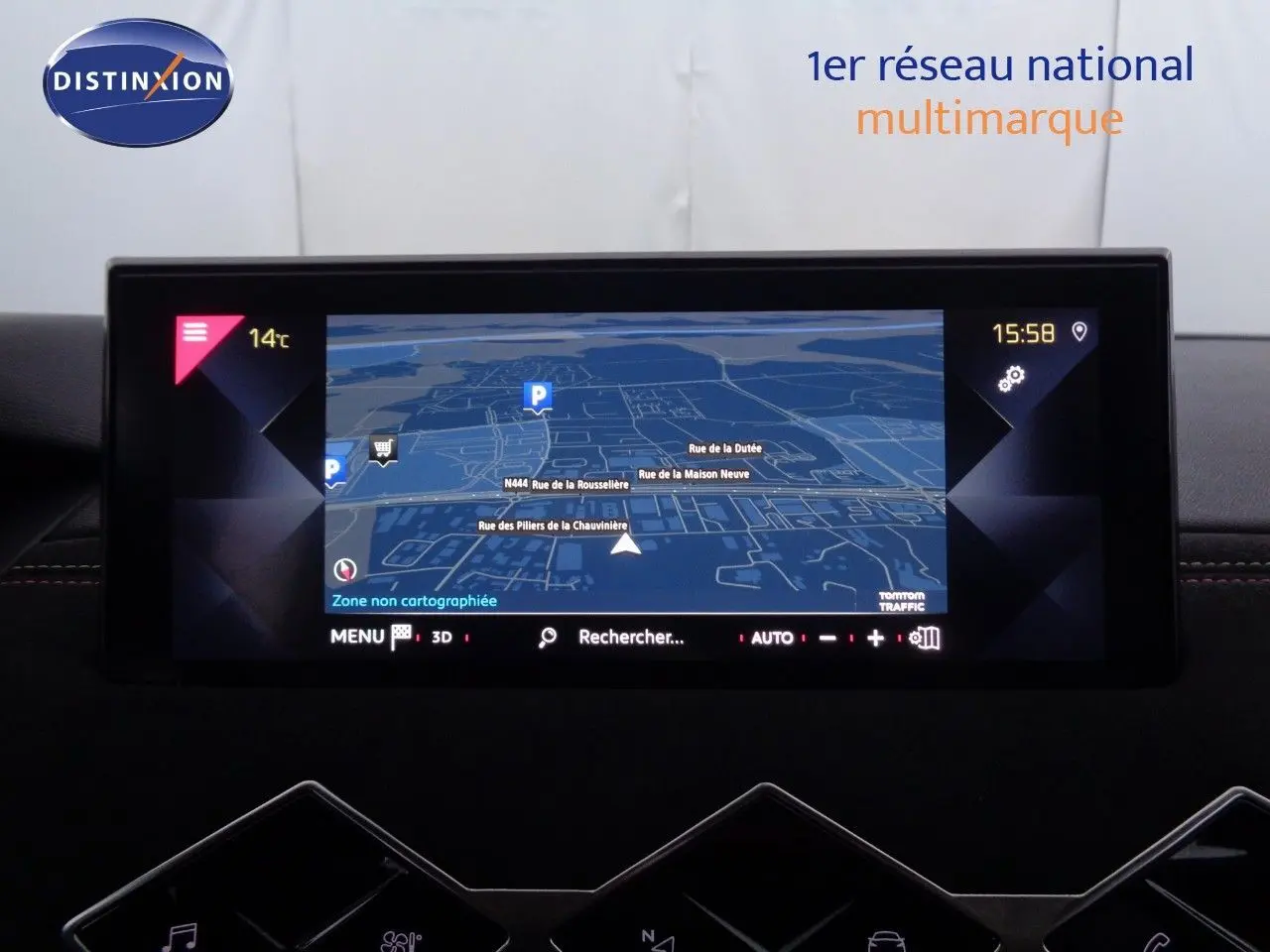 Vue intérieure du tableau de bord du DS3 Crossback 2021 avec écran de navigation affichant une carte en mode nuit.