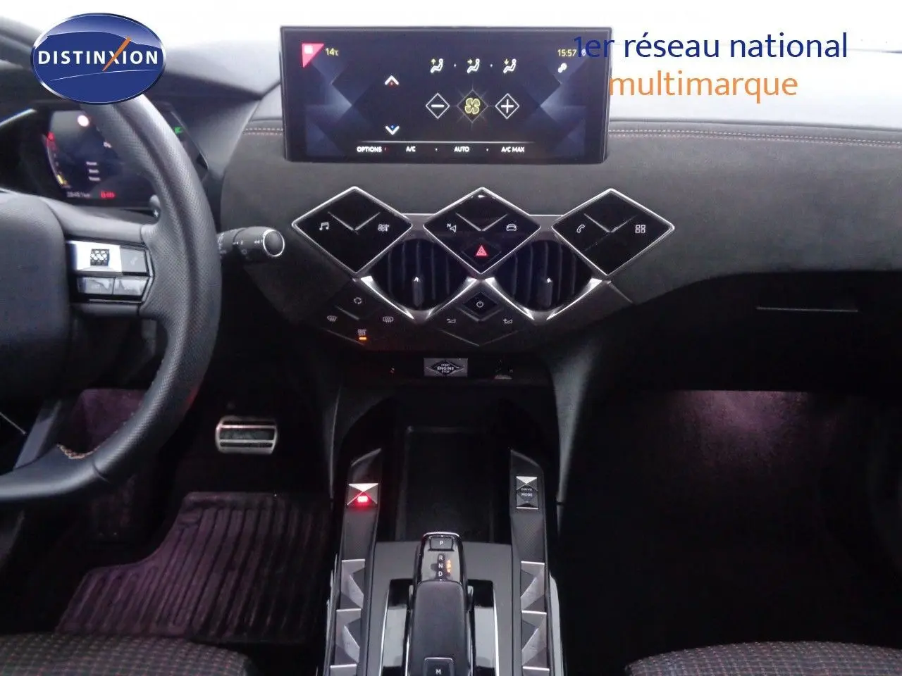 Vue intérieure du tableau de bord et console centrale du DS3 Crossback blanc banquise, avec écran tactile et commandes en losange.